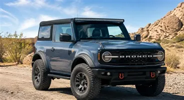 ALT：
Ford Bronco with an aftermarket LED light bar on a desert trail