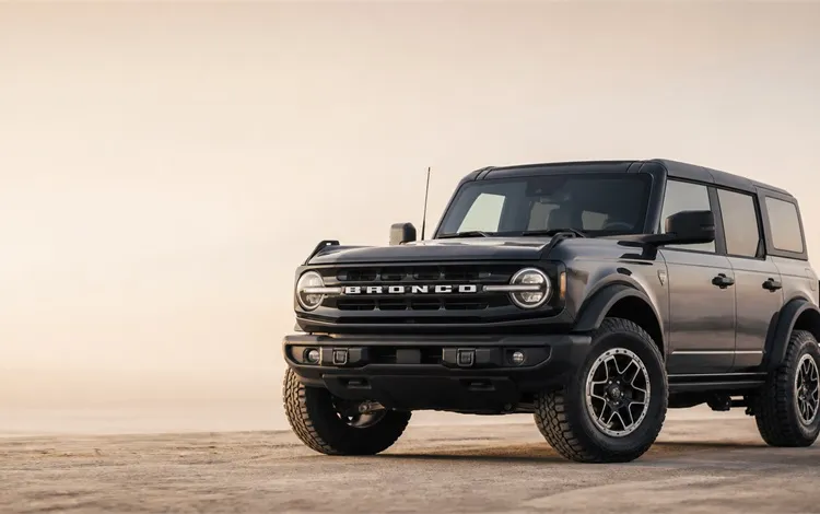 Premium Ford Bronco off-road vehicle banner with clean warm background and open left space for category shopping。